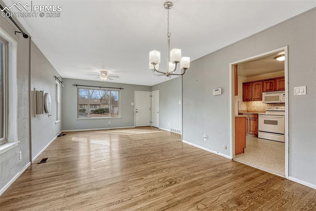 Image 11 of 33: Dining Area