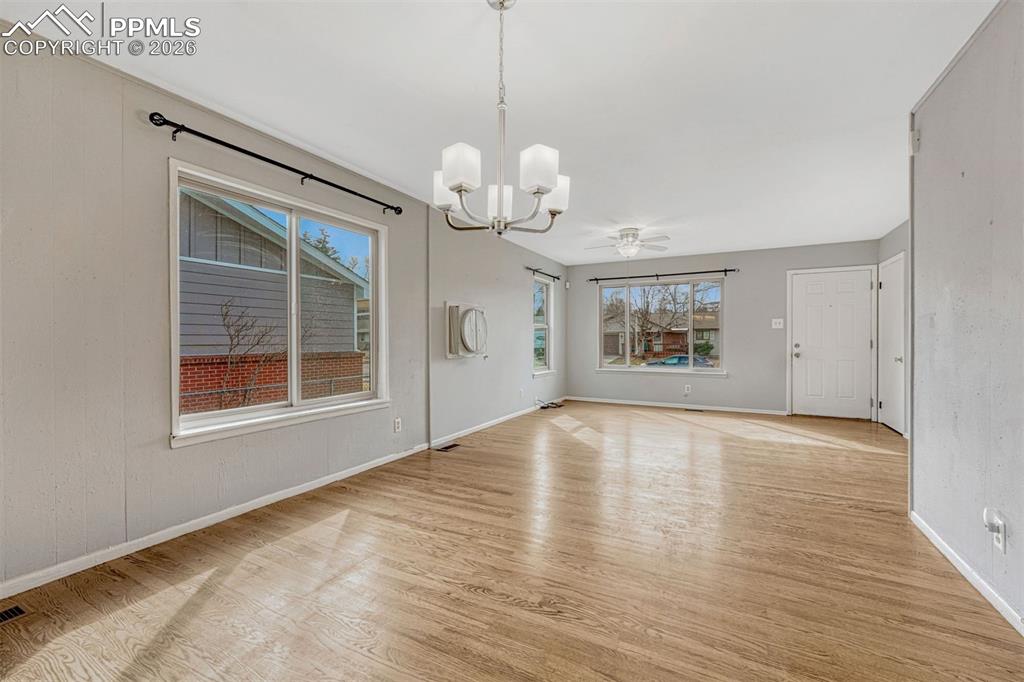 Image 12 of 33: Dining Area