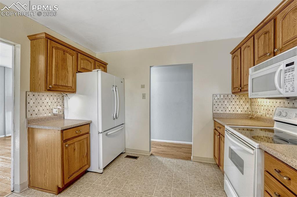 Image 14 of 33: Kitchen