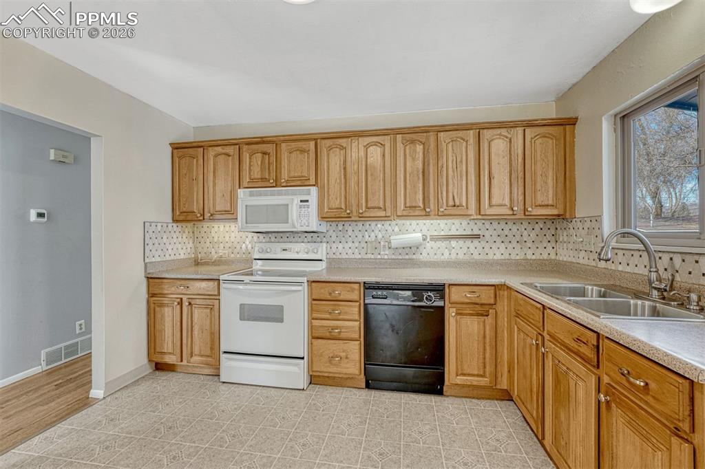 Image 15 of 33: Kitchen