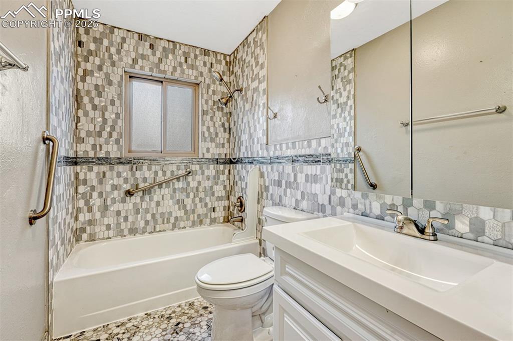 Image 18 of 33: Bathroom