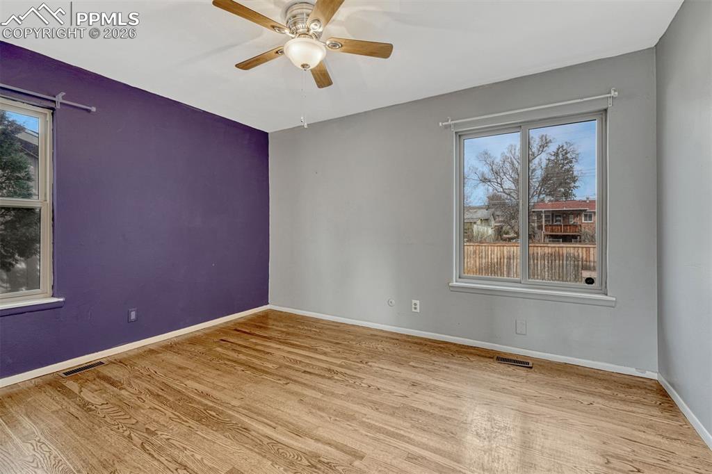 Image 19 of 33: Bedroom