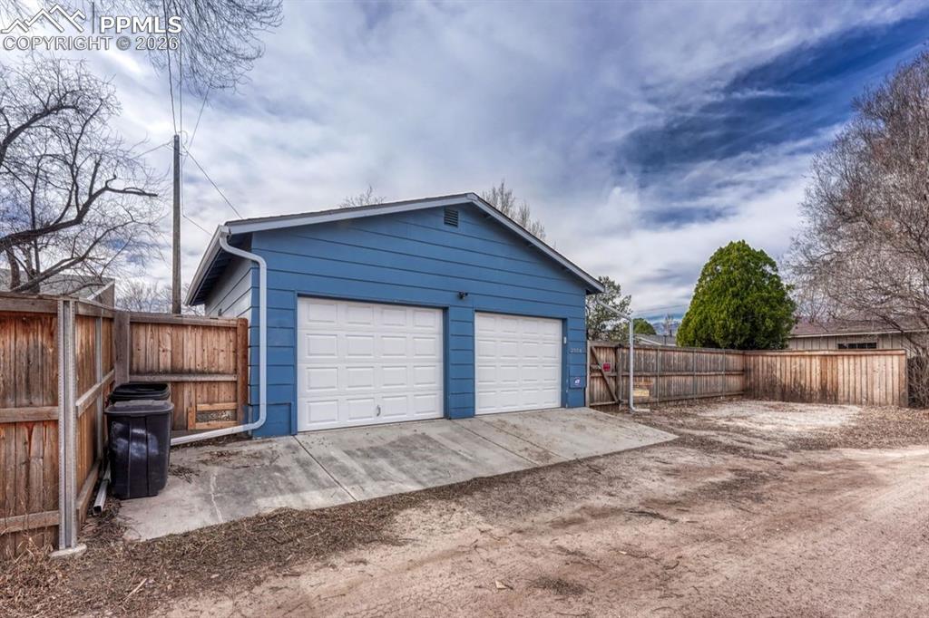 Image 6 of 33: Garage