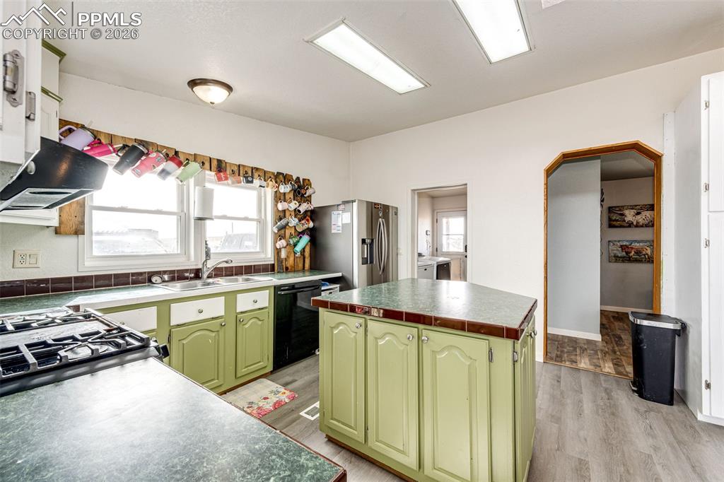 Image 10 of 37: Kitchen