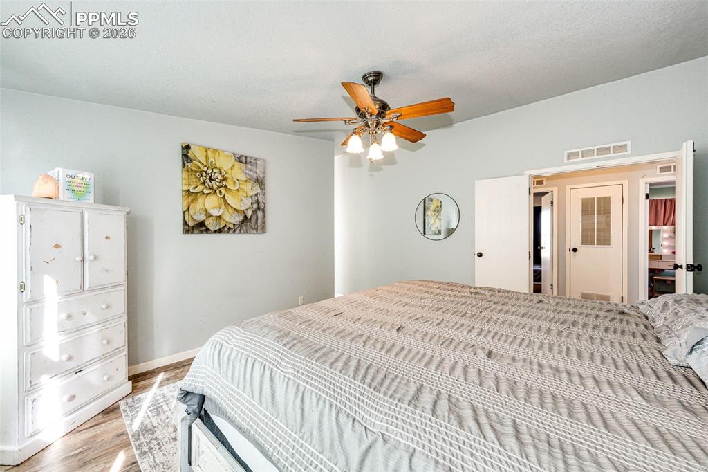 Image 17 of 37: Bedroom