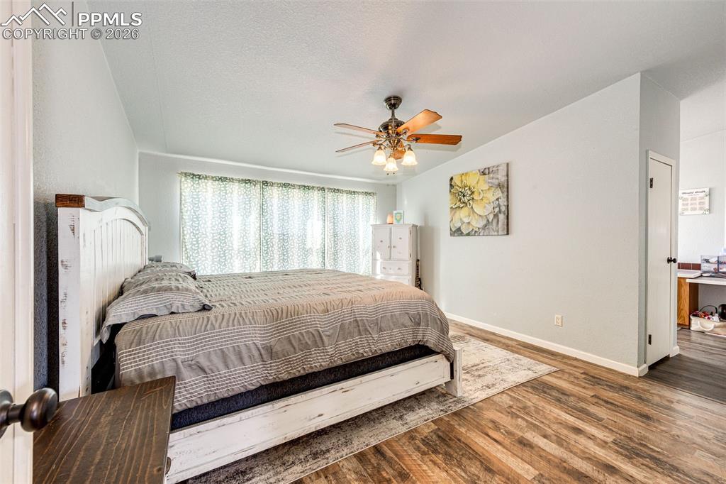 Image 18 of 37: Bedroom