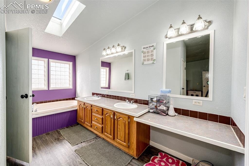 Image 20 of 37: Bathroom