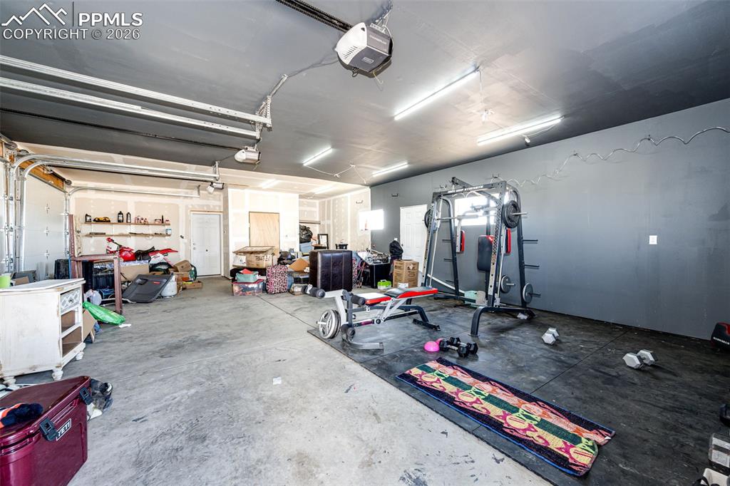 Image 31 of 37: Garage