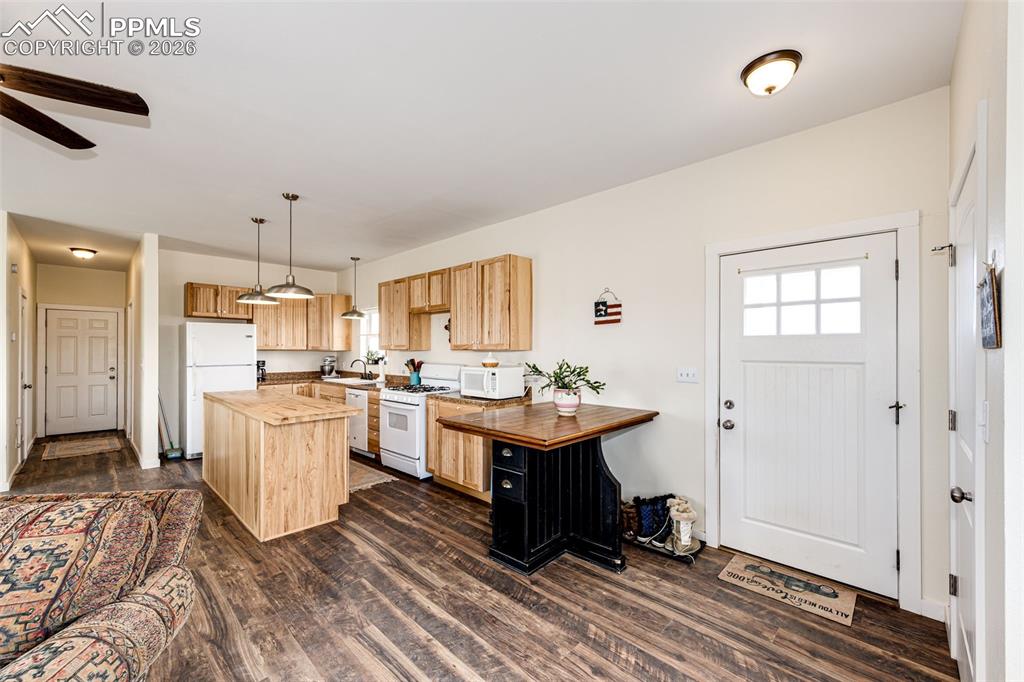 Image 34 of 37: Kitchen