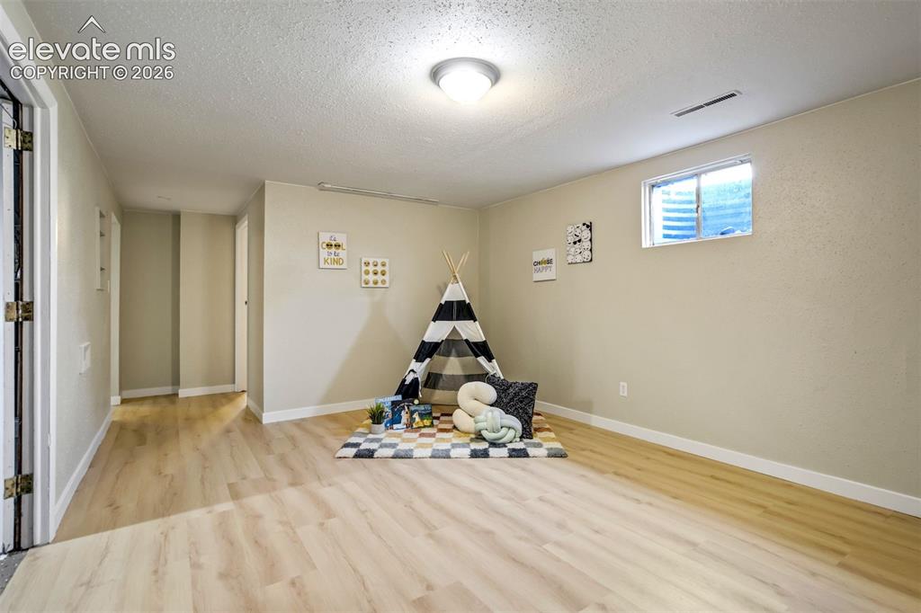 Image 7 of 32: Kitchen