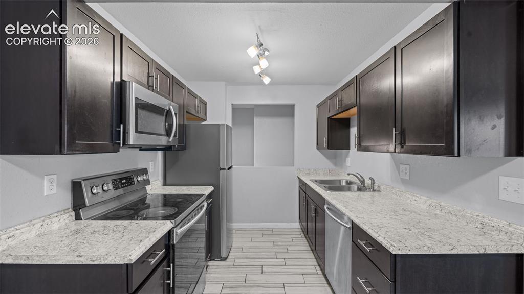 Image 10 of 30: Kitchen