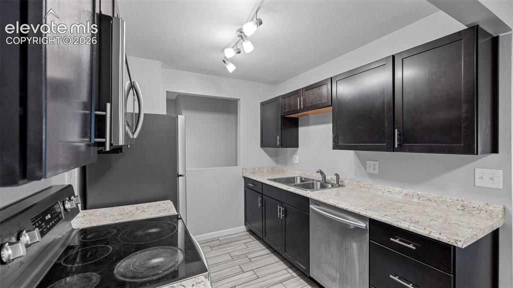 Image 13 of 30: Kitchen