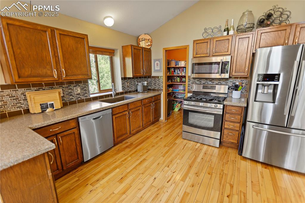 Image 7 of 31: Kitchen