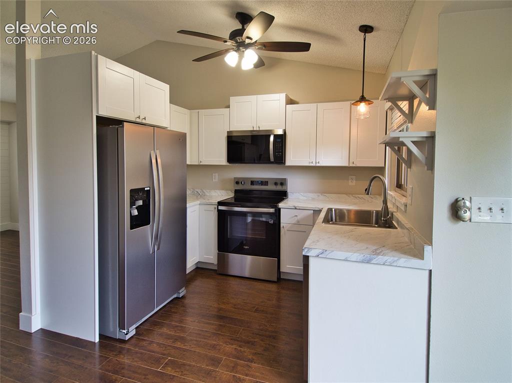 Image 10 of 39: Kitchen