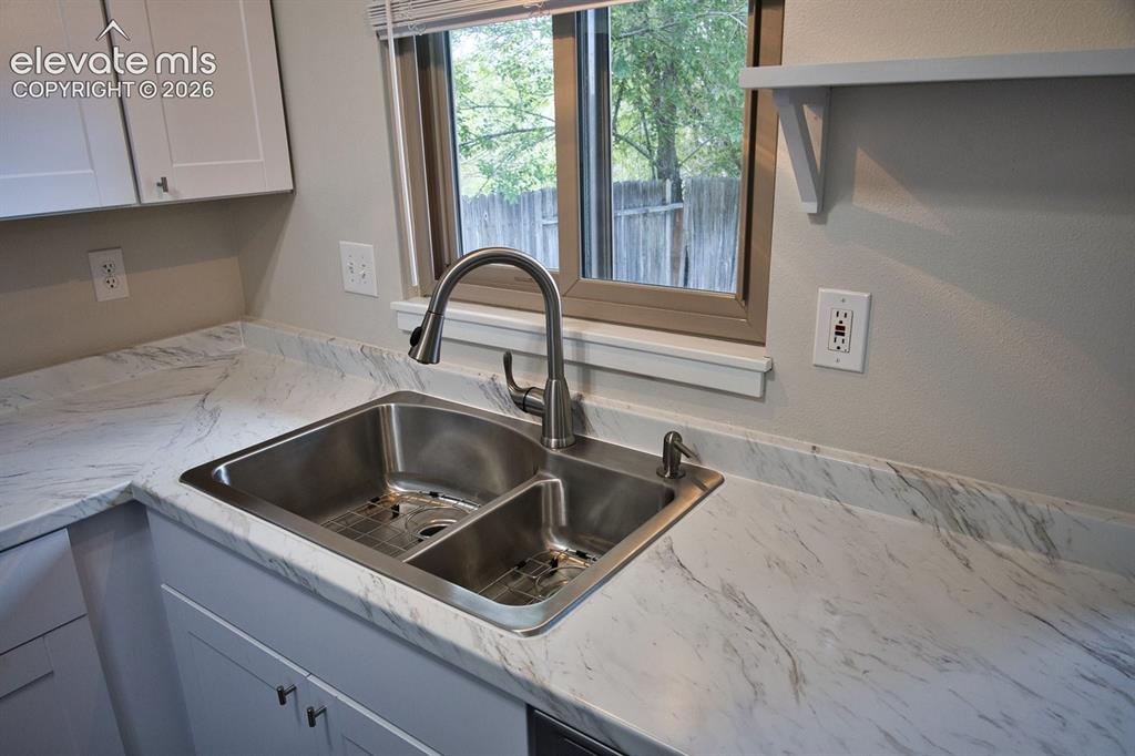 Image 13 of 39: Kitchen