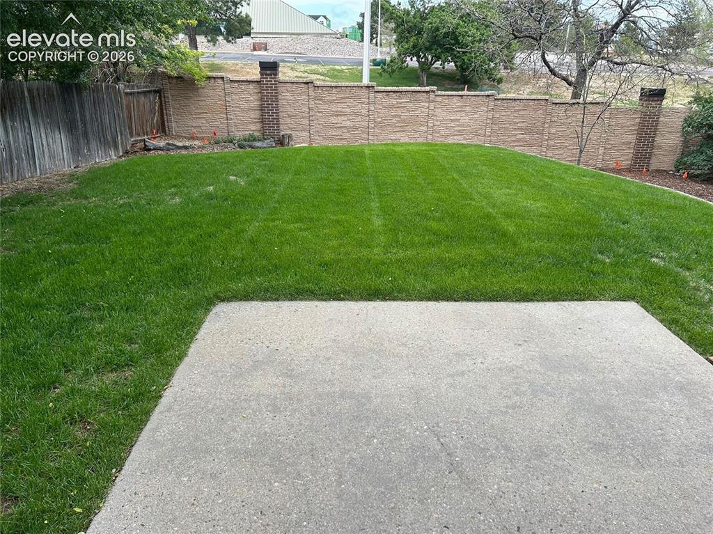 Image 37 of 39: Yard