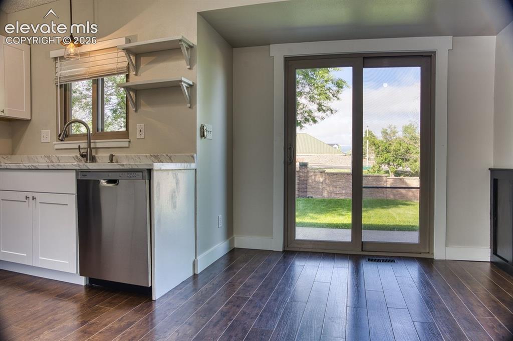 Image 9 of 39: Dining Area