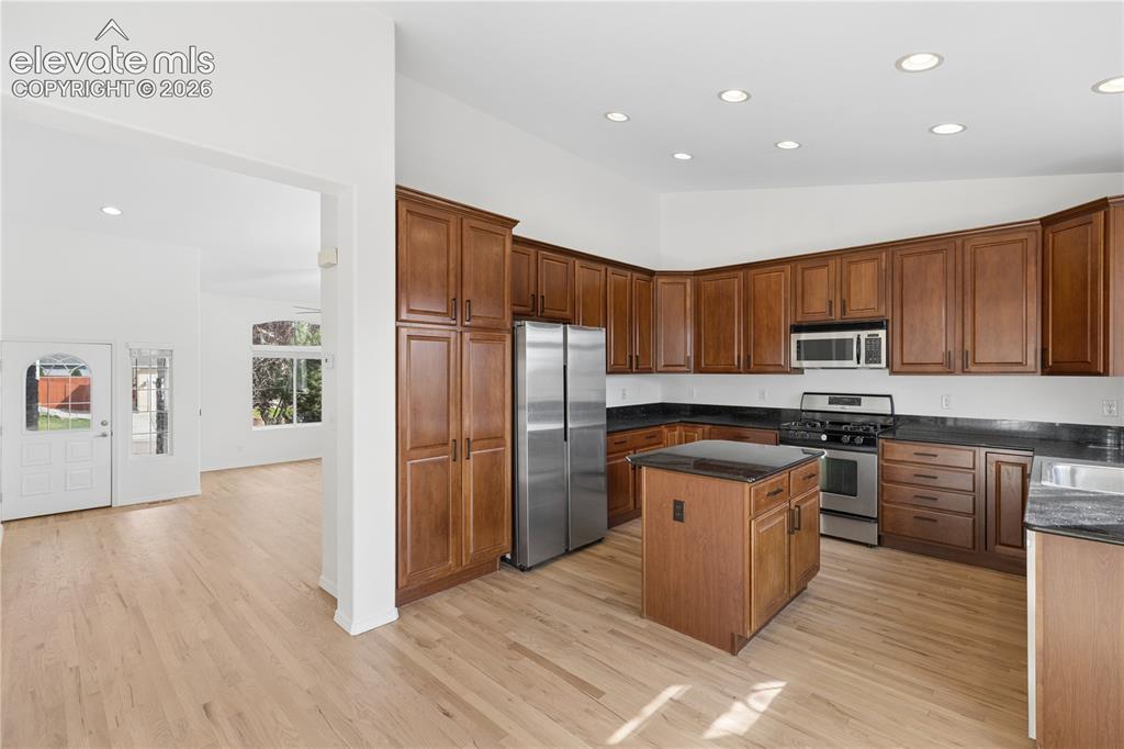 Image 14 of 43: Kitchen