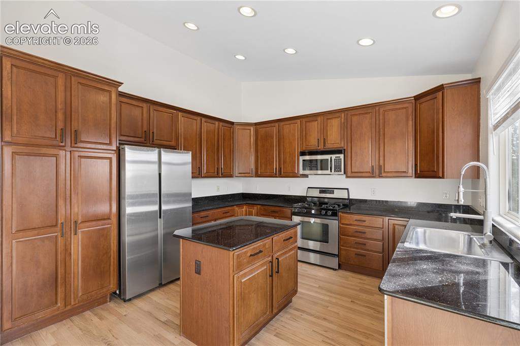 Image 15 of 43: Kitchen