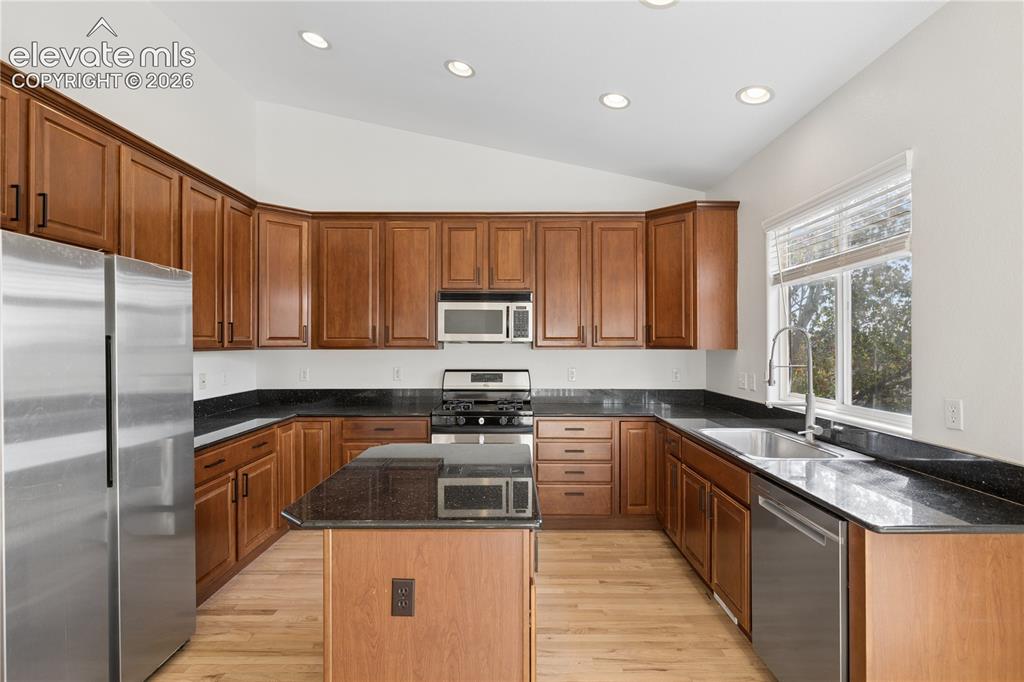 Image 17 of 43: Kitchen