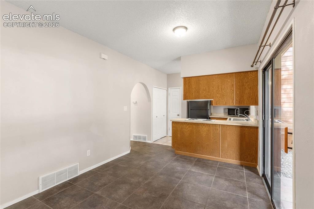 Image 16 of 32: Dining Area