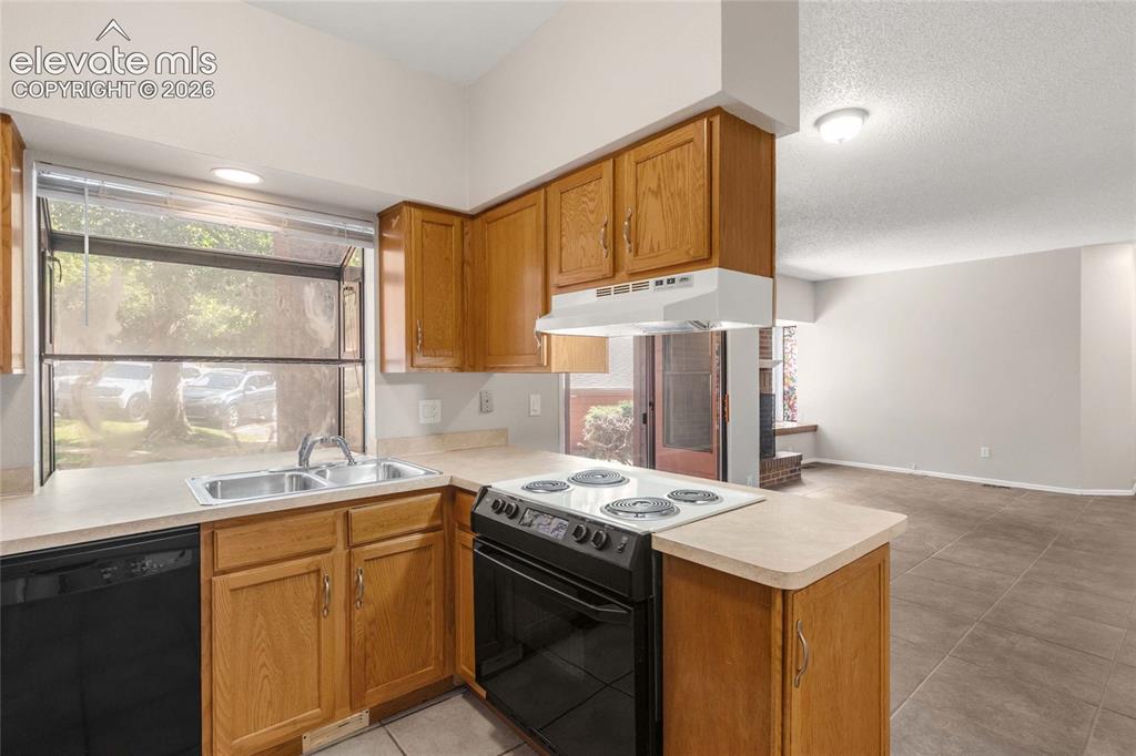 Image 18 of 32: Kitchen