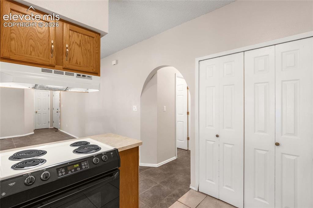 Image 19 of 32: Kitchen