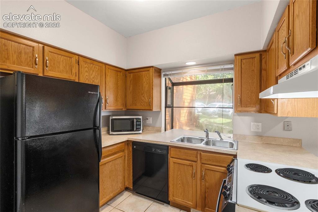 Image 3 of 32: Kitchen