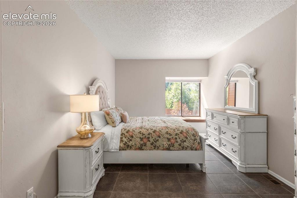 Image 4 of 32: Bedroom