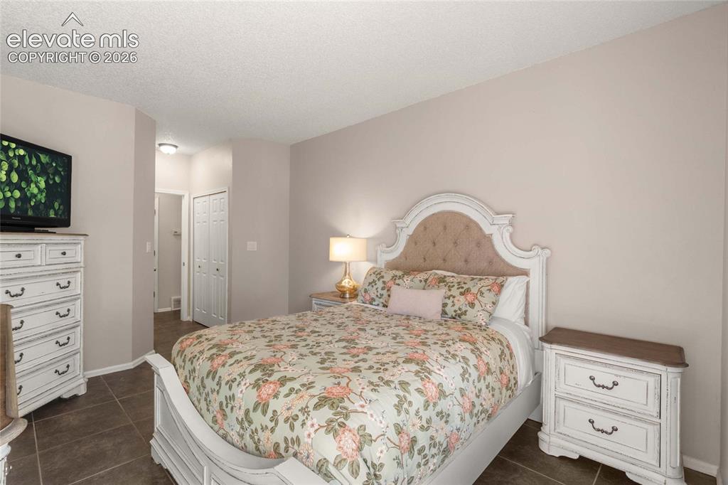 Image 5 of 32: Bedroom