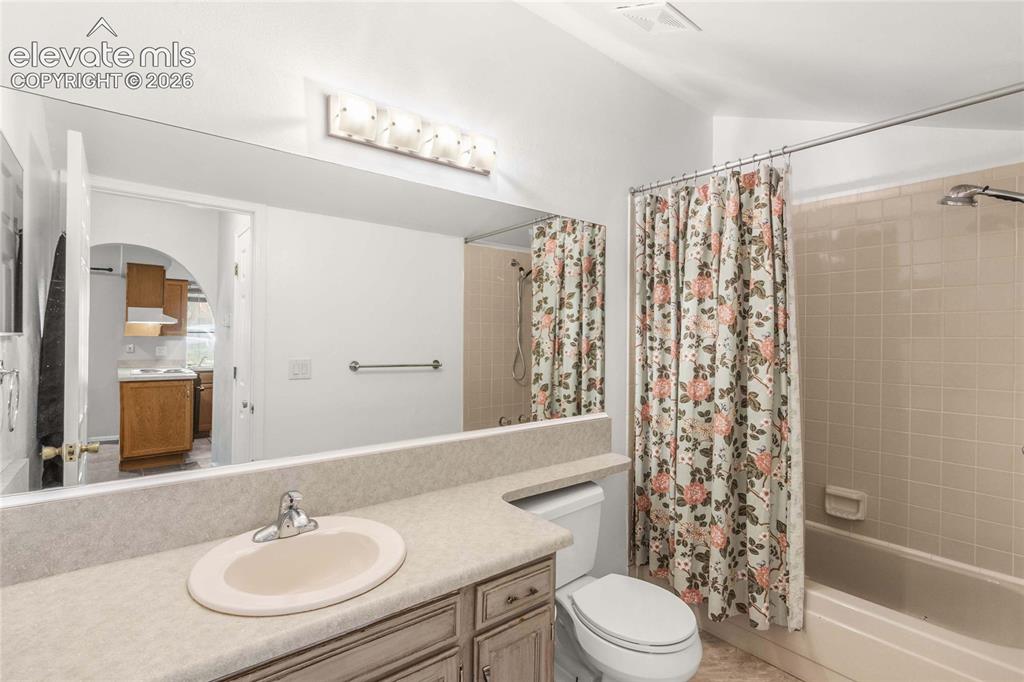Image 6 of 32: Bathroom