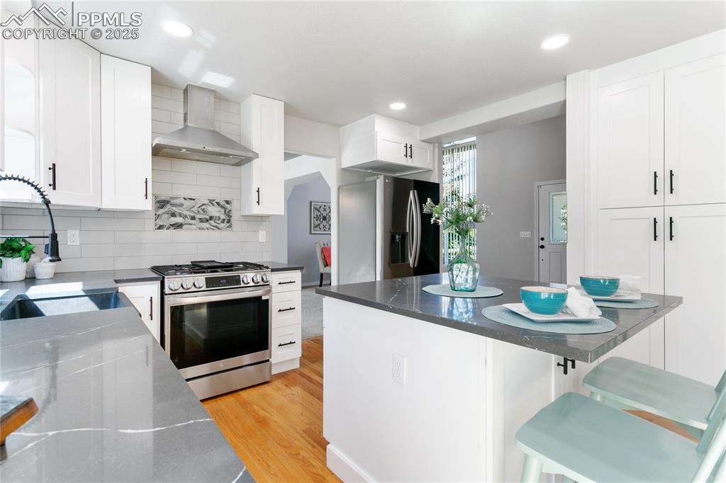 Image 14 of 48: Kitchen