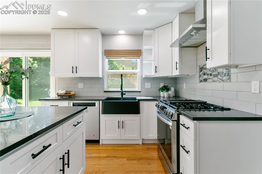 Image 16 of 48: Kitchen