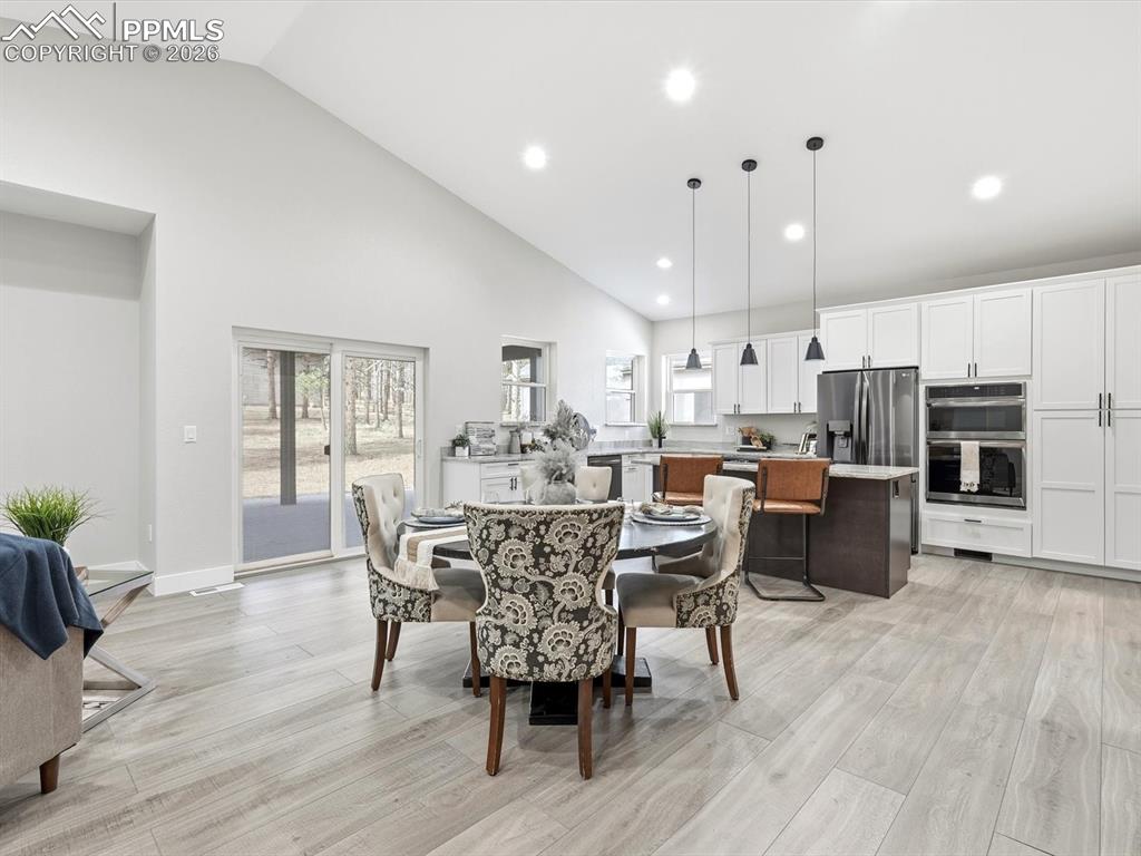 Image 11 of 47: Dining Area