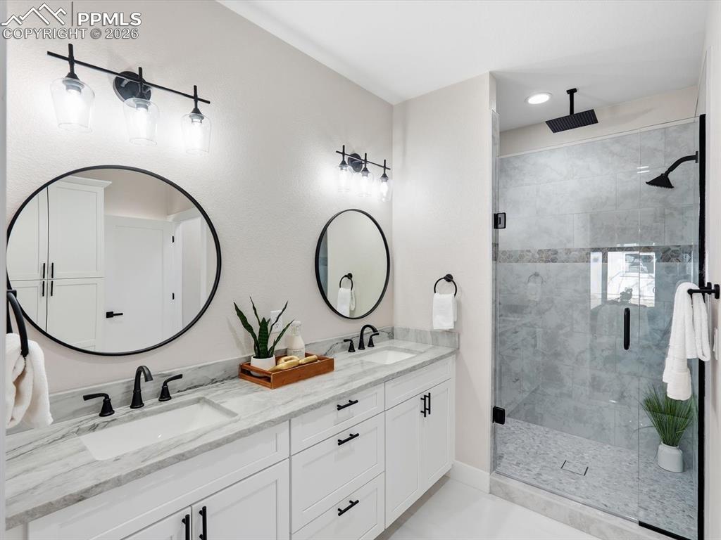 Image 26 of 47: Bathroom