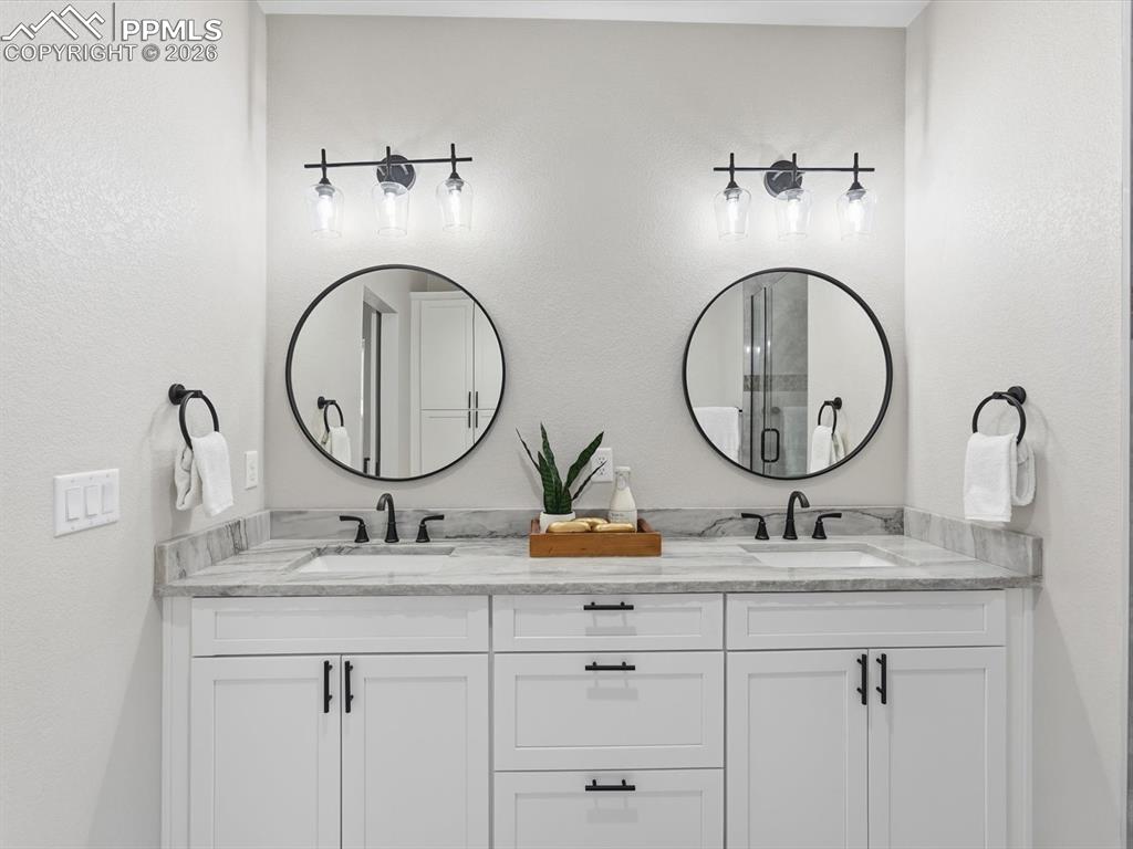 Image 27 of 47: Bathroom