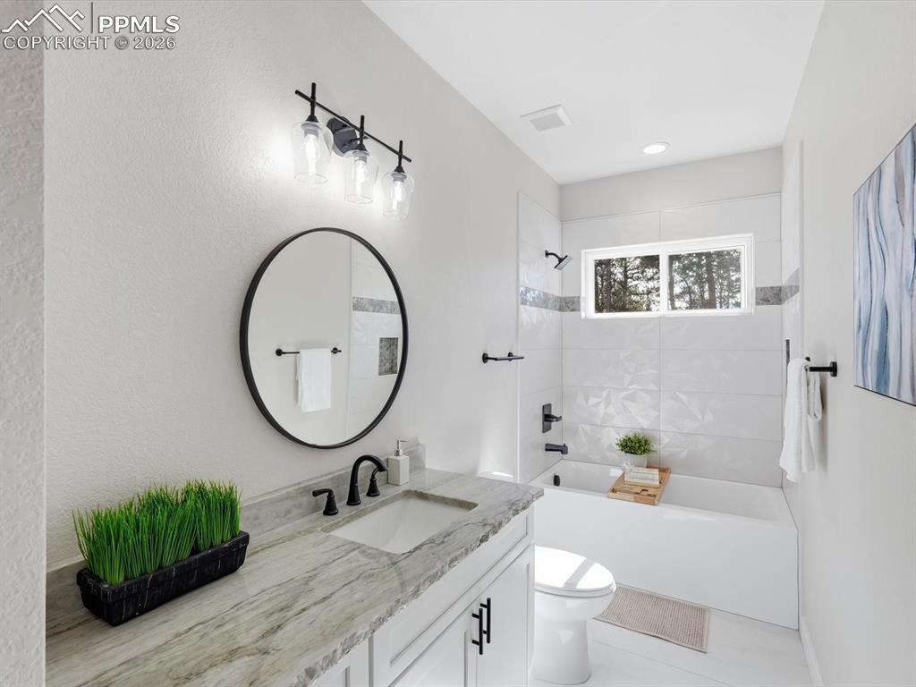 Image 32 of 47: Bathroom