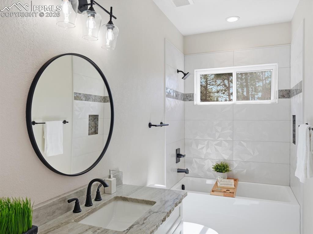 Image 33 of 47: Bathroom