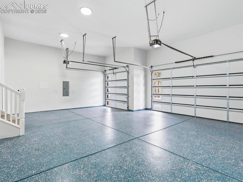 Image 40 of 47: Garage