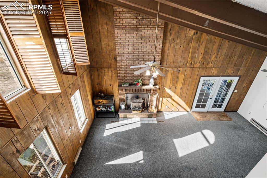 Image 3 of 31: Living Room