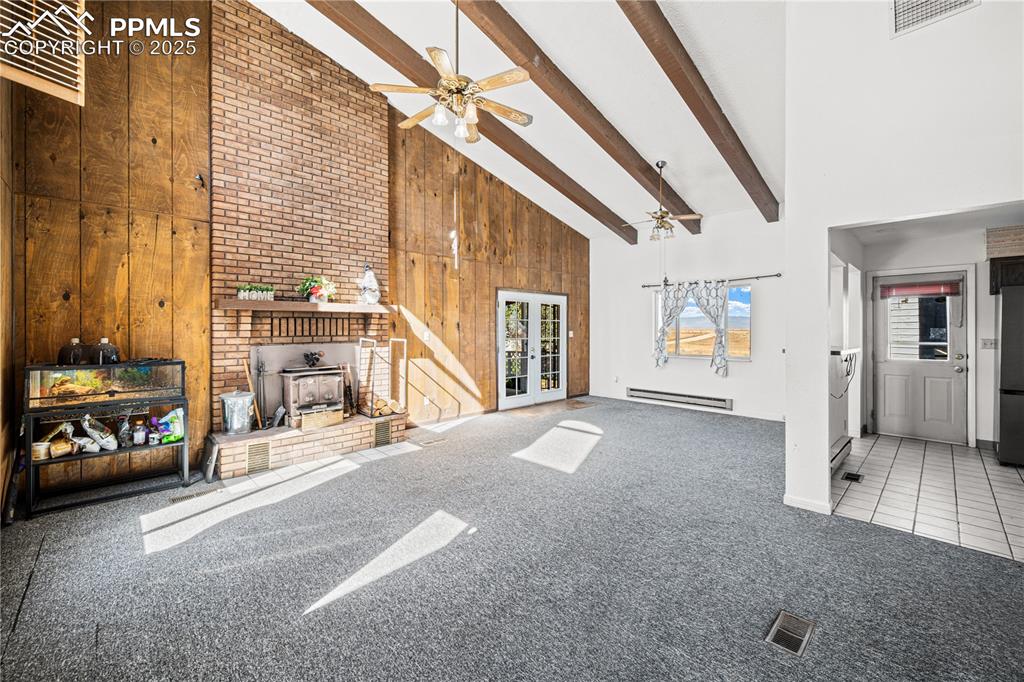 Image 6 of 31: Living Room