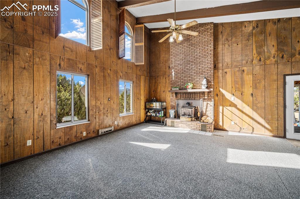 Image 7 of 31: Living Room