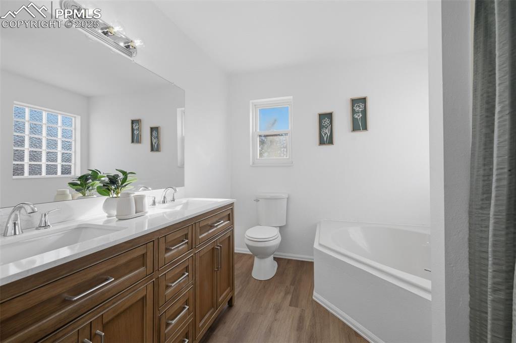 Image 18 of 34: Bathroom