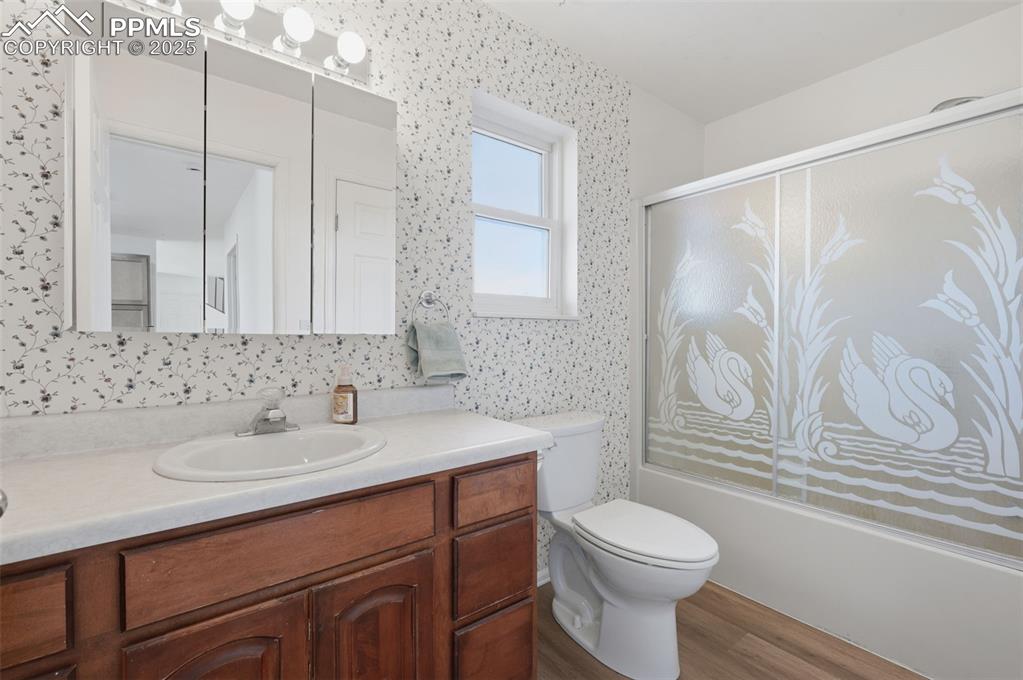 Image 22 of 34: Bathroom