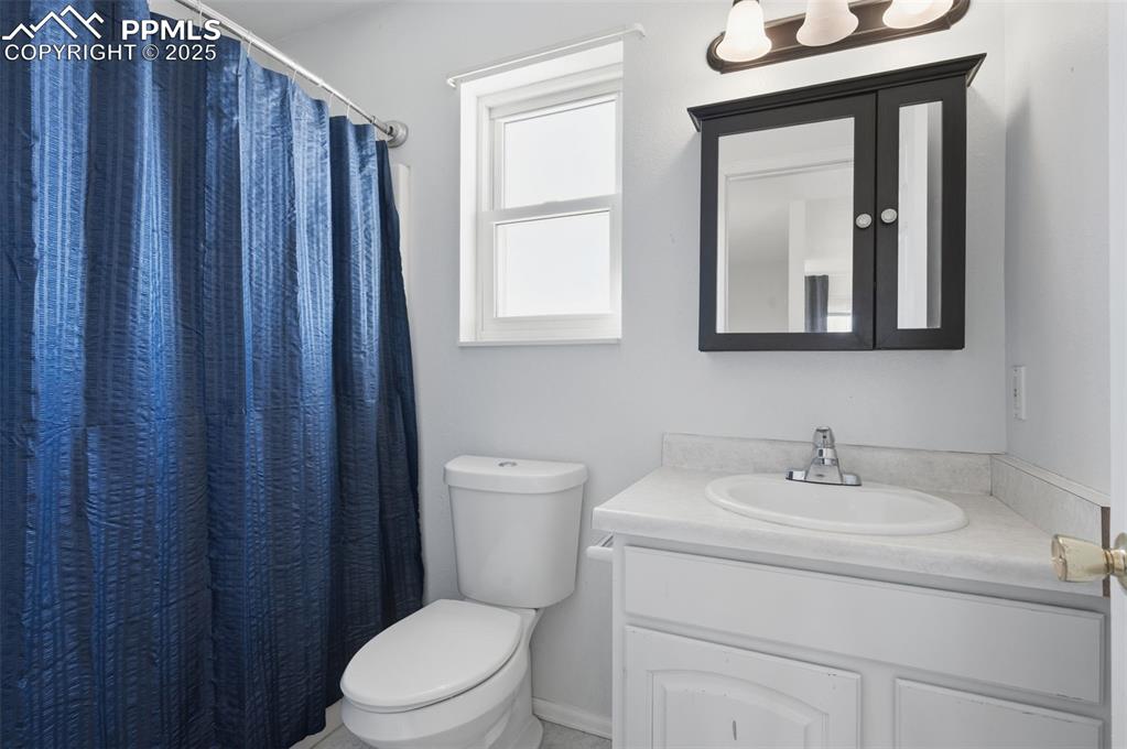 Image 24 of 34: Bathroom