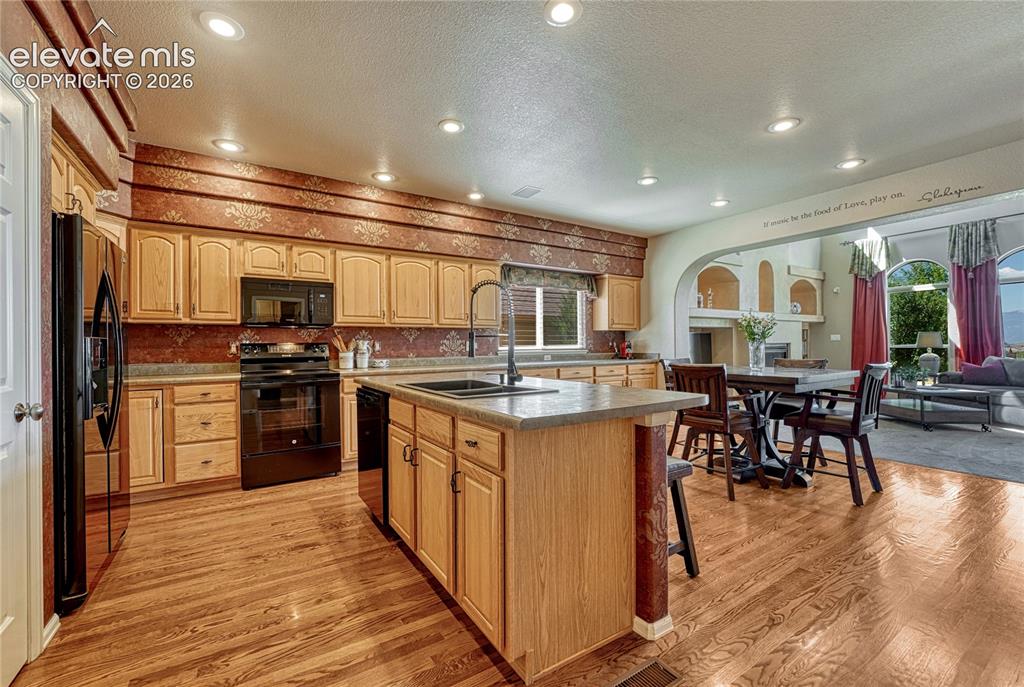 Image 10 of 50: Kitchen