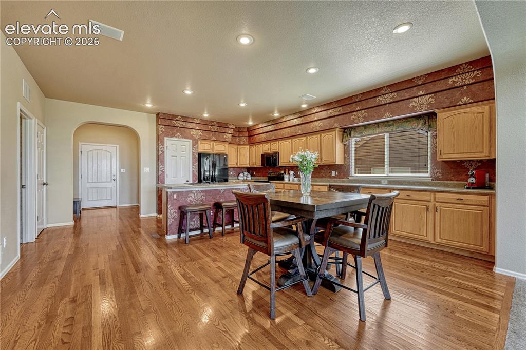 Image 11 of 50: Dining Area
