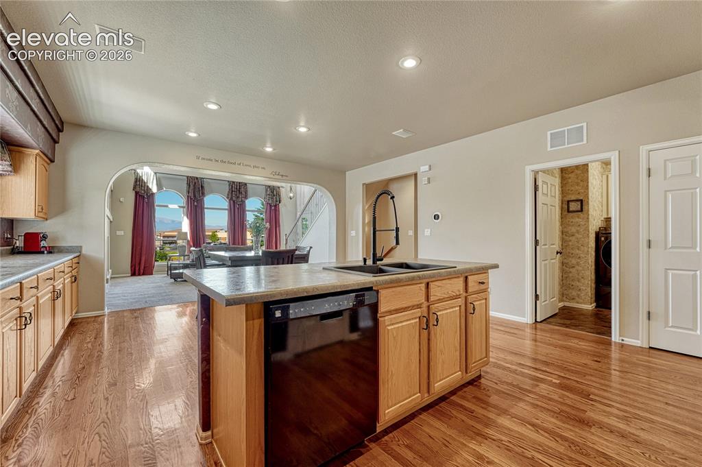 Image 15 of 50: Kitchen