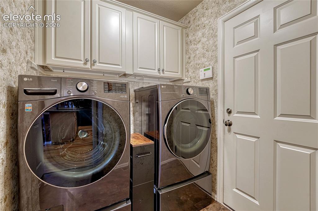 Image 18 of 50: Laundry