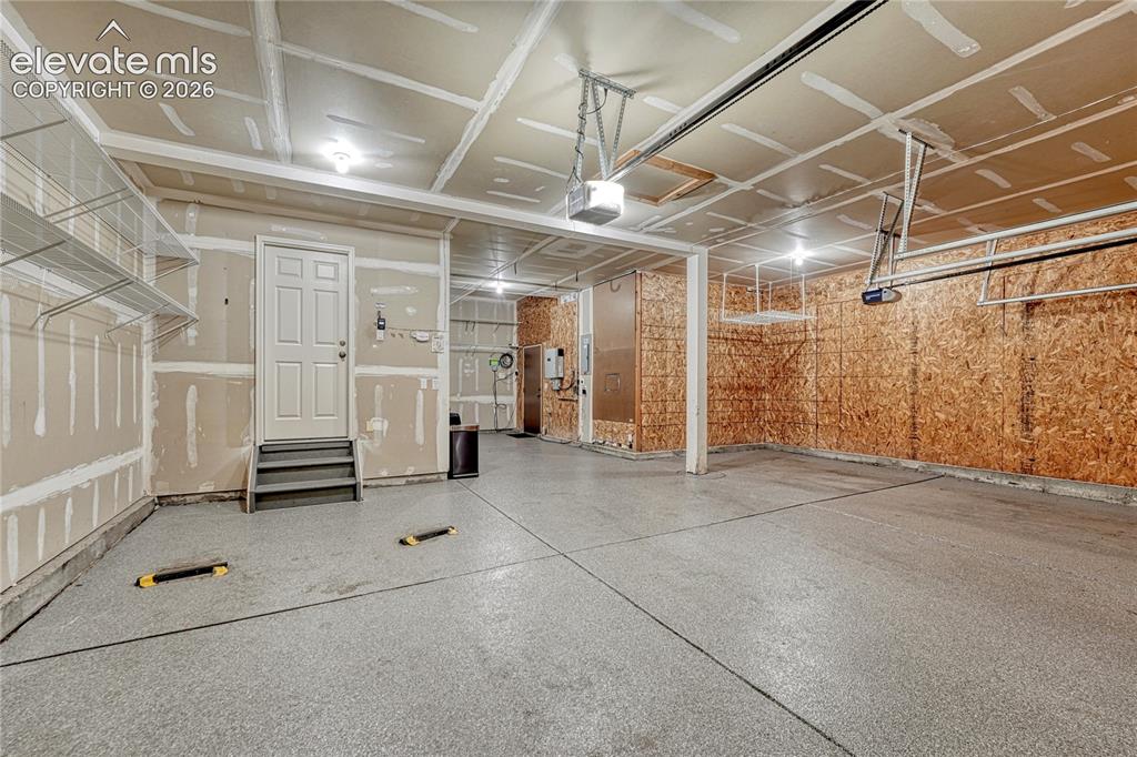 Image 19 of 50: Garage